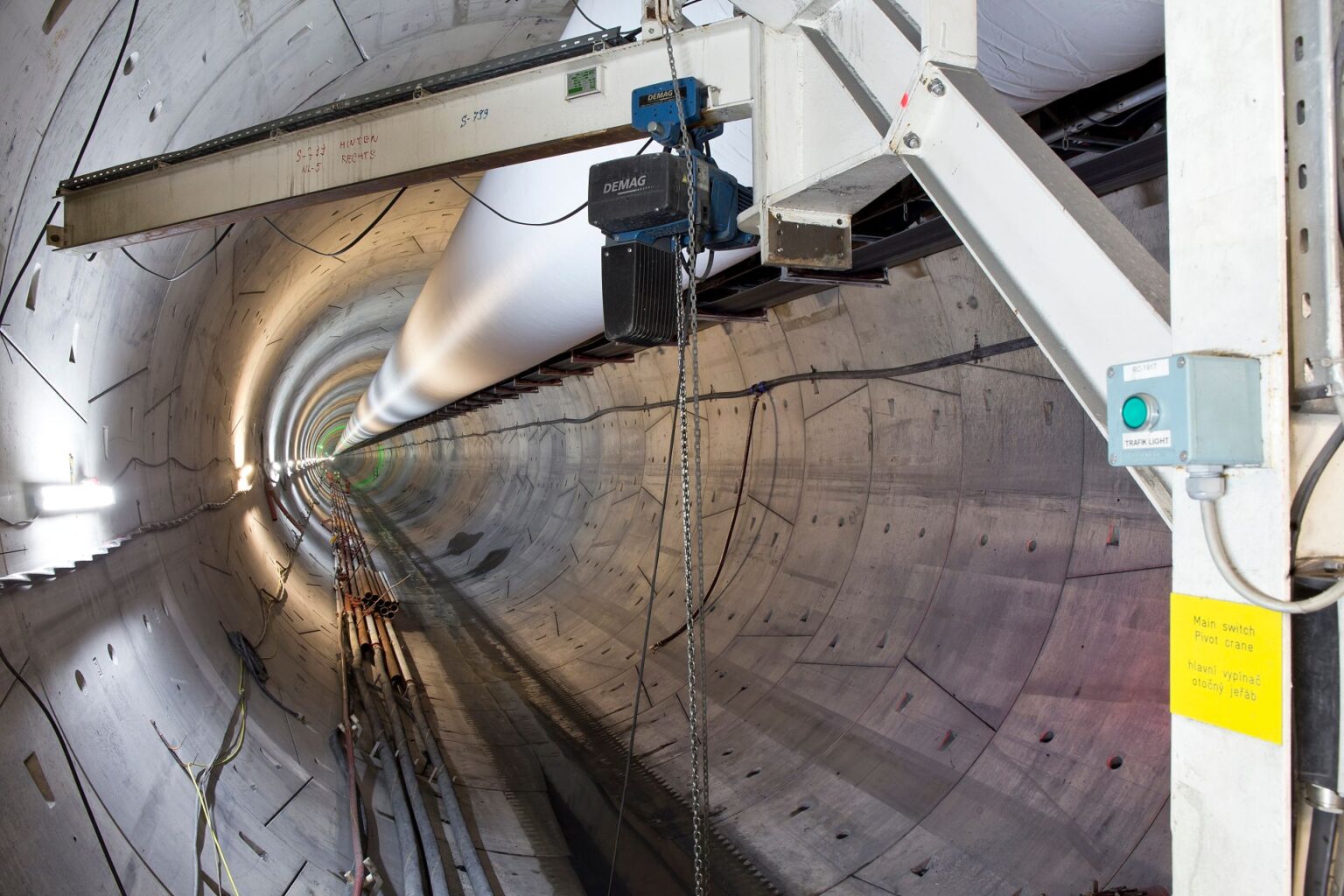 Tunel Ejpovice: Pohled z razicího stroje do hotové části tunelu